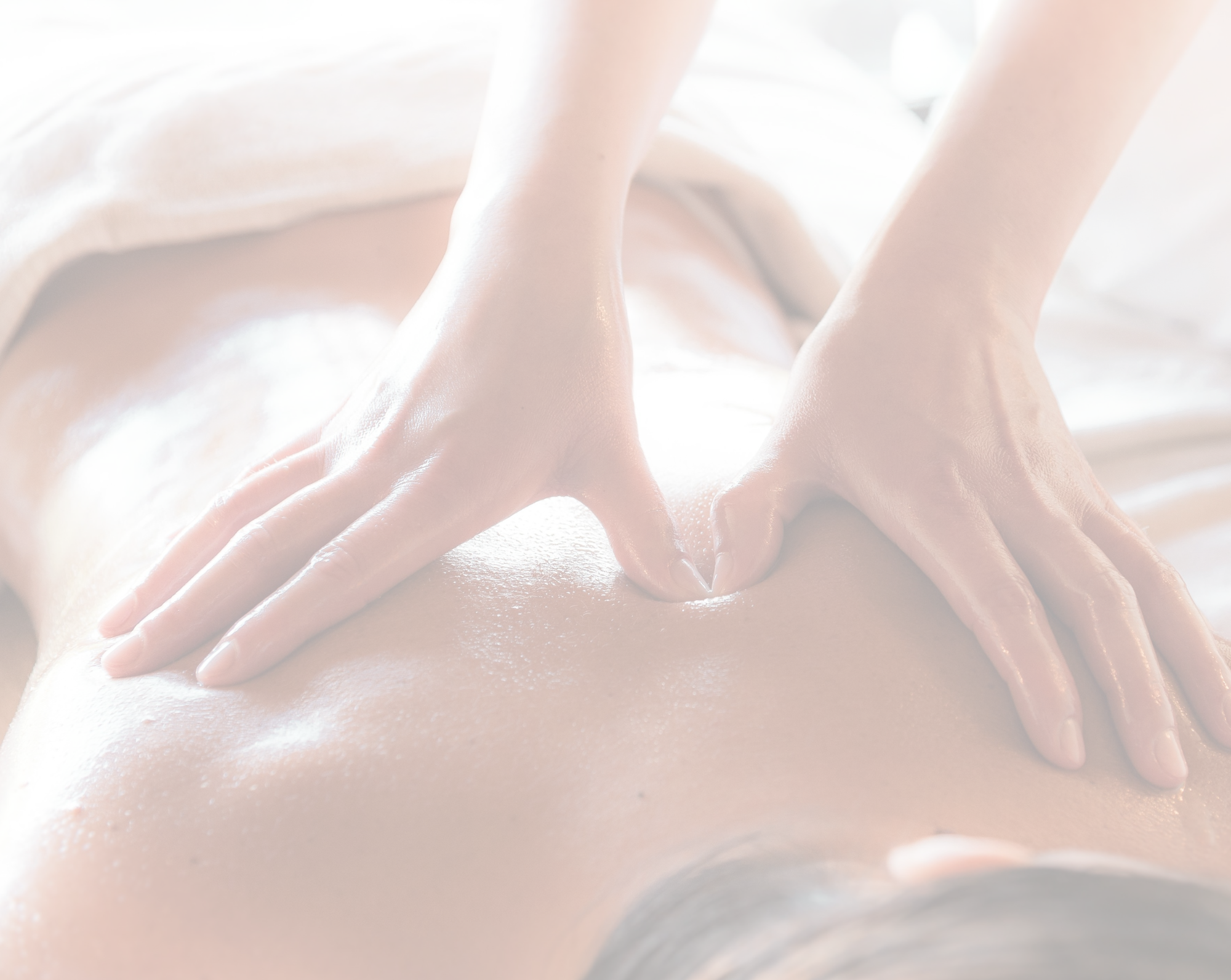 Table de massage installée dans une suite d'hôtel parisienne à la lumière dorée