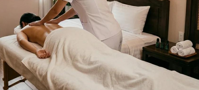 Cloche de réception sur le comptoir d’un hôtel élégant