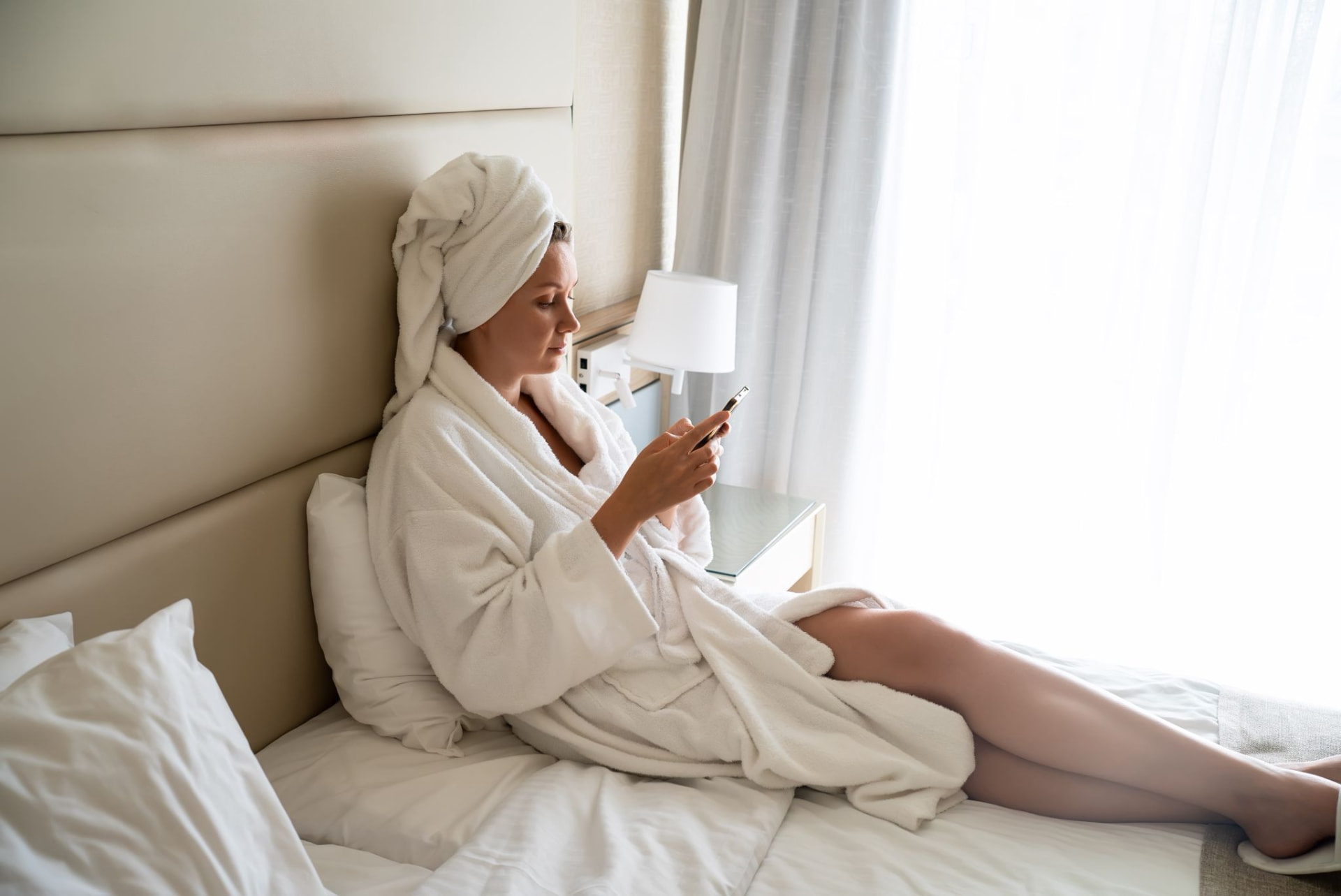 Cloche de réception sur le comptoir d’un hôtel élégant