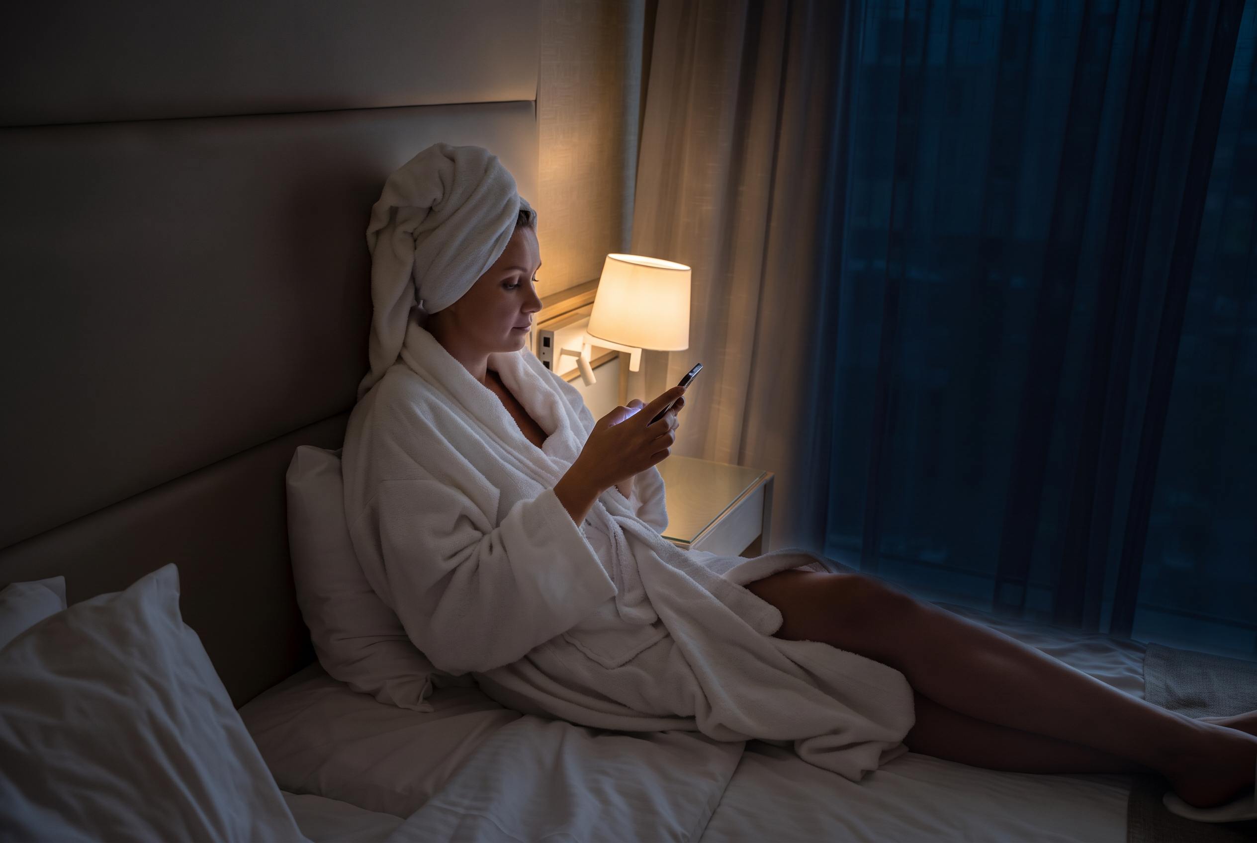 Cloche de réception sur le comptoir d’un hôtel élégant