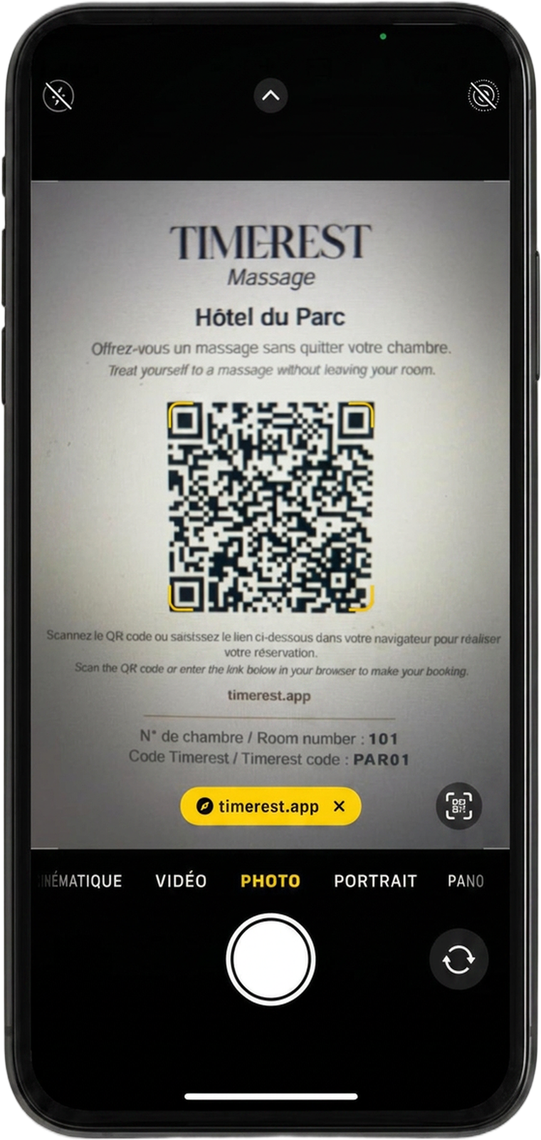 Cliente scannant le QR code Timerest affiché dans sa chambre d'hôtel